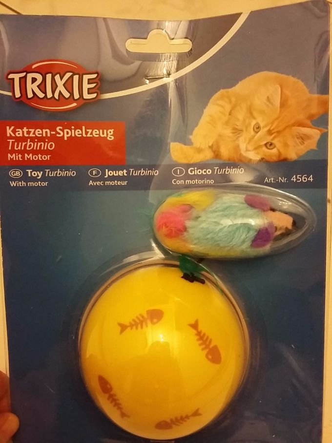 Turbinio ist ein ideales Beschäftigunsspielzeug für Ihre Katze. 
Auch wenn Sie gerade keine Zeit haben sollten, um mit Ihrer Samtpfote zu spielen ist Turbinio die ideale Abhilfe gegen Langeweile.

Dieses Katzenspielzeug regt durch seine automatischen Bewegungen, die die Maus am Band dann nach sich ziehen, die Katze immer wieder zum Spielen an. 