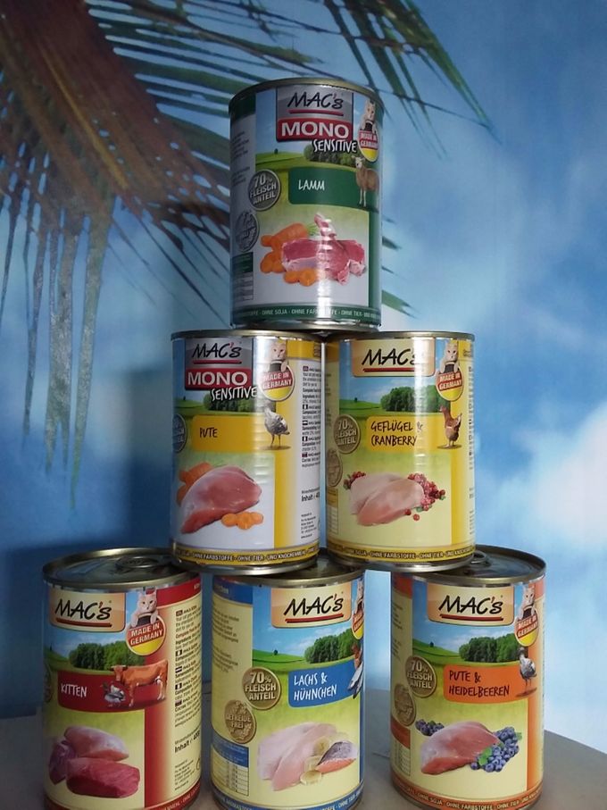 Die Rezeptur von MAC's Cat Katzenfutter ist den natürlichen Ernährungsgewohnheiten von Katzen nachempfunden. Die hochwertige Nassnahrung trägt durch ihren hohen Fleischanteil von 70% der Tatsache Rechnung, dass der Verdauungstrakt der Tiere auf eine rein fleischliche Ernährung ausgelegt ist. Häufig entwickeln die Vierbeiner Intoleranzen auf im Futter enthaltenes Getreide. Aus diesem Grund sind diese Mahlzeiten von MAC's völlig getreidefrei, auch Soja wird nicht verwendet. Die hochwertigen Tierischen Proteine stammen beispielsweise von Herz, Lunge und Leber - Formfleisch oder gar Tier- und Knochenmehle sind nicht enthalten. Dies sorgt für besten Geschmack und hohe Akzeptanz. Dank der schonenden Zubereitung ohne Zugabe von künstlichen Farb-, Aroma-, und Konservierungsstoffen sind die Mahlzeiten ein natürlicher Genuss für Katzen. Das zugesetzte Taurin kann außerdem eine gesunde Herzfunktion sowie starke Sehkraft fördern. Weitere wichtige Vitamine und Mineralstoffe vervollständigen das ausgewogene Ernährungsprofil der Mahlzeiten. Herstellungsort ist Deutschland.

MAC's Cat Katzenfutter überzeugt:
Hochwertiges Nassfutter für alle Katzen
Ideal auch für ernährungssensible Tiere
Hergestellt in Deutschland
70% Fleischanteil: für eine natürliche Ernährung mit bestem Geschmack
Frei von Tier- und Knochenmehlen sowie Formfleisch
Ohne Getreide, Soja, künstliche Farb-, Aroma- und Konservierungsstoffe
Mit Taurin: zur Stärkung der Herzfunktion und Sehkraft
Mit wichtigen Vitaminen & Mineralstoffen: für eine ganzheitliche, ausgewogene Ernährung
Schonende Zubereitung