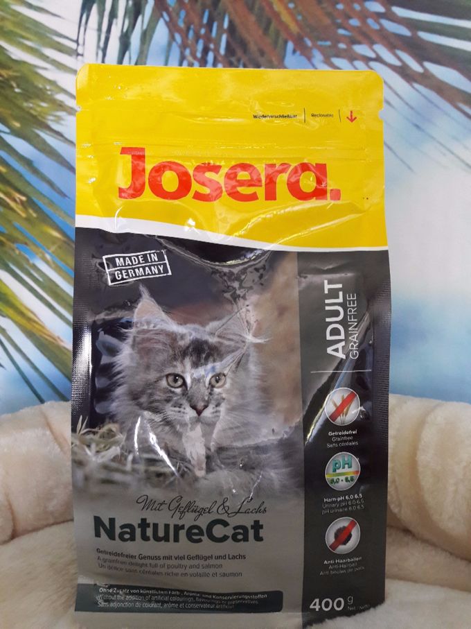 Die Rezeptur von Josera Nature Cat enthält kein Getreide und ist somit auch für ernährungssensible Katzen und Kätzchen ab einem Alter von 6 Monaten geeignet. Eine Extraportion an Geflügel (29%) und Lachs (10%) versorgt ihren Organismus mit wertvollen Proteinen. Geschmacklich abgerundet mit erlesenen Kräutern sowie Gemüse und Früchten, bietet das Komplettfutter Abwechslung im Futternapf und einen natürlich hohen Nährstoffgehalt. Neben aromatischer Pfefferminze und Petersilie machen es Aronia, Blaubeeren, Hagebutte und weitere Pflanzenextrakte zu einem echten Leckerbissen.