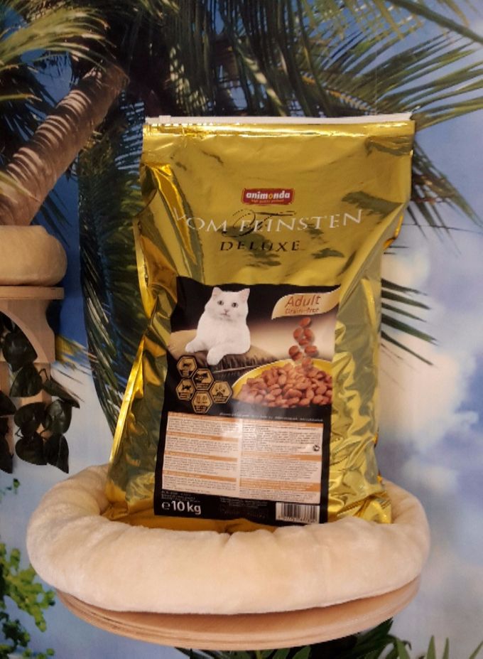 Vom feinsten DELUXE von Animonda 
Die Zusammensetzung von Animonda vom Feinsten Deluxe Adult Grain-free berücksichtigt die speziellen Ernährungsbedürfnisse sensibler Tiere mit einer Neigung zu Futtermittelintoleranzen oder Allergien. So sind die schmackhaften Kroketten vollständig getreidefrei. Als Energiespender dienen stattdessen leicht verdauliches Geflügelfleisch sowie glutenfreie Kartoffeln. Eine bekömmliche und gut verträgliche Kombination, die Ihre Katze mit wertvollen Proteinen versorgt.
Zur Steigerung des allgemeinen Wohlbefindens und der körpereigenen Abwehrkräfte wurde die Premium-Mahlzeit mit einem speziellen Vitamin-Wirkstoffkomplex ausgestattet. Ungesättigte Omega-3 und Omega-6-Fettsäuren unterstützen die Gesundheit der Haut und ein schönes, glänzendes Fell. Zudem können natürliche Pflanzenfasern die Darmtätigkeit regulieren und dabei gleichzeitig vorbeugend gegen die Bildung von Haarballen im Verdauungstrakt wirken. Der ganzheitliche Ansatz der Rezeptur berücksichtigt darüber hinaus die Neigung vieler Katzen zu Harnwegsbeschwerden, denen dank eines angepassten Mineralstoffgehalts im Futter entegegengewirkt wird. So wird ihre sensitive Fellnasen rundum deluxe versorgt!

Animonda vom Feinsten Deluxe Adult Grain-free auf einen Blick:

Gut verträgliches Trockenfutter für sensible, ausgewachsene Katzen
Getreide- & glutenfrei: mit Kartoffeln und Geflügel, auch für sensitive Katzen geeignet, die zu Allergien oder Unverträglichkeiten neigen
Vitamin-Mix: spezieller Vitamin-Wikrstoffkomplex fördert das Immunsystem
Glänzendes Fell: enthält wertvolle ungesättigte Omega-3- & Omega-6-Fettsäuren
Mit natürlichen Pflanzenfasern: können darmregulierende Wirkung entfalten und Haarballenbildung entgegenwirken
Gesunde Harnwege: Rezeptur kann Risiko von Harnwegserkrankungen mindern
Leicht verdaulich: bekömmliche Komposition mit leichtem Geflügelfleisch
Hohe Akzeptanz: schmackhafte Kroketten
