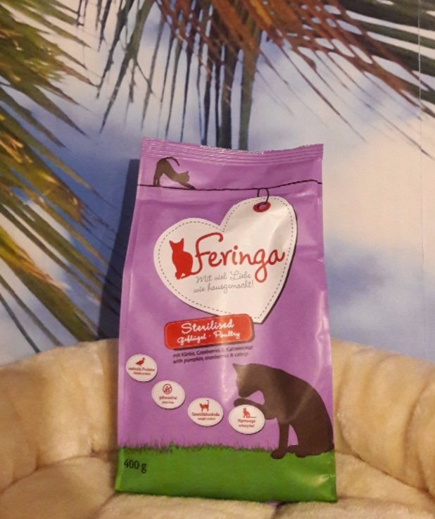 Feringa Sterilised ist optimal auf die speziellen Bedürfnisse kastrierter Katzen zugeschnitten und bietet eine ausgewogene Nährstoffbalance für die ideale Rundumversorgung. Der angepasste Energie- & Proteingehalt unterstützt den Erhalt des Idealgewichts. Ein ausgewogener Mineralstoffgehalt hilft, den Harn-pH-Wert der Katze zu regulieren und der Bildung von Blasensteinen vorzubeugen
Die liebevoll hergestellte Feringa Trockennahrung für kastrierte Katzen ist eine genussvolle Kombination aus zartem Geflügel, raffiniert verfeinert mit etwas Kürbis, Cranberries und einer Prise Katzenminze.

Feringa überzeugt als naturnahe und getreidefreie Katzennahrung mit hochwertigen Proteinen aus leckerem Geflügelfleisch. Die schonende Verarbeitung der sorgfältig ausgewählten Zutaten in einem familiär geführten Betrieb in Österreich bewahrt die natürlichen Nährstoffe und den unverfälschten Geschmack des hochwertigen Alleinfutters. Da das Verdauungssystem Ihrer Katze nicht auf die Verarbeitung größerer Mengen Getreide ausgelegt ist, verzichtet Feringa vollständig auf den Zusatz von Getreide. Die Feringa Trockennahrung begeistert sogar wählerische Samtpfoten mit einer Qualität wie hausgemacht.

Die Vorteile von Feringa Trockennahrung auf einen Blick:

Optimale Gewichtskontrolle: 
Feringa Sterilised bietet aufgrund des idealen Protein-Fett-Verhältnisses eine optimale Gewichtskontrolle für kastrierte Katzen.
Gesunde Harnwege: 
Feringa Sterilised enthält einen ausgewogenen Mineralstoffgehalt, welcher hilft, den Harn-pH-Wert der Katze zu regulieren und der Bildung von Blasensteinen vorzubeugen.
Hoher Fleischanteil:
Feringa Trockennahrung wird aus viel bekömmlichem Geflügelfleisch hergestellt. Da Katzen von Natur aus Fleischfresser sind, unterstützt Feringa eine naturnahe und artgerechte Ernährung.
Ohne Getreide:
Feringa verzichtet vollständig auf Getreide, da das Verdauungssystem von Katzen nicht darauf ausgelegt ist, größere Mengen Getreide zu verarbeiten. Damit bilden getreidefreie Rezepturen die Basis für eine artgerechte Katzenernährung.
Schonende Verarbeitung: 
Alle Zutaten werden schonend weiterverarbeitet, damit die wertvollen Inhaltstoffe und der natürliche Geschmack weitgehend erhalten bleiben.
Hohe Qualität der Zutaten: 
Feringa verzichtet aus Überzeugung auf Tier- und Knochenmehle, minderwertige pflanzliche Nebenerzeugnisse, Schlachtabfälle, künstliche Farb-, Konservierungs- und Aromastoffe.
Mit wertvollem Lachsöl: 
Lachsöl ist reich an wertvollen Omega-3- und Omega-6-Fettsäuren. Diese spielen eine wichtige Rolle bei der Entwicklung von gesunder Haut und glänzendem Fell.
Mit Cranberries: 
Cranberries sind natürlich reich an Vitamin C und Flavonoiden, die eine wichtige Rolle beim Schutz vor freien Radikalen spielen.
Mit Vitaminen & Taurin: 
Der Zusatz an Taurin und Vitaminen versorgt Ihre Katze mit allen wichtigen Nährstoffen, die für eine ausgewogene Ernährung wichtig sind.
Ideales Calcium-Phosphor Verhältnis: 
Für eine rundum gesunde Katzen-Ernährung spielt das Calcium-Phosphor-Verhältnis eine große Rolle. Bei Feringa Katzennahrung liegt das Calcium-Phosphor-Verhältnis bei 1,29 zu 1.
Soja- und Laktosefrei: 
Als hochwertige Premium-Nahrung ist Feringa natürlich frei von Soja und Laktose und daher auch für sensible Katzen sehr gut geeignet.
Hergestellt in einem Familienbetrieb: 
Feringa Katzenfutter wird in einem familiär geführten Betrieb in Österreich mit viel Liebe und Sorgfalt hergestellt. Die artgerechte und natürliche Ernährung der Katze steht hier im Mittelpunkt.
Feringa - Mit viel Liebe wie hausgemacht! Für eine naturnahe und artgerechte Ernährung Ihrer Katze. 