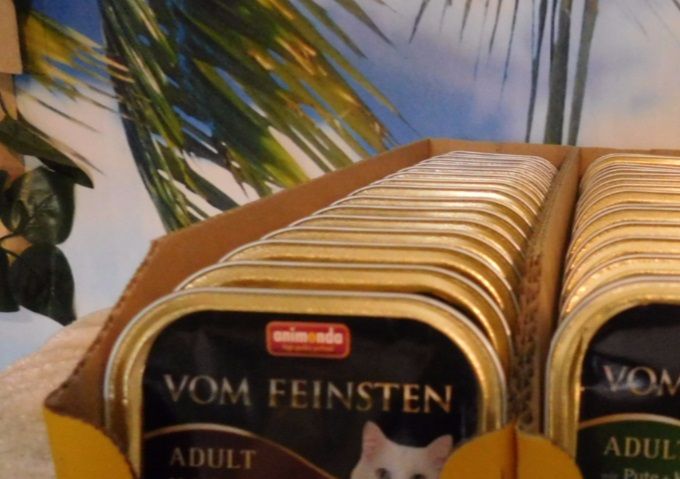  Katzen sind Fleischfresser. Schon im Babyalter entwickeln die Kitten ihre ersten feinschmeckerischen Fähigkeiten und Präferenzen. Somit ist es nur konsequent den Katzenkindern ab der ersten festen Mahlzeit diese besonders nährstoff- und fleischreichen Spezialitäten zu füttern.; Zusammensetzung: Multi-Fleischcocktail: 65 % Fleisch und tierische Nebenerzeugnisse (Rind, Geflügel, Schwein, 8 % Putenherzen), Brühe, Mineralstoffe; mit Geflügel+Kalb: 63 % Fleisch und tierische Nebenerzeugnisse (25 % Geflügel, Rind, Schwein, 8 % Kalb), Brühe, Mineralstoffe; mit Hühnerleber: 63 % Fleisch und tierische Nebenerzeugnisse (Rind, 14 % Hühnchenleber, Schwein), Brühe, Mineralstoffe; mit Pute+Kaninchen: 63 % Fleisch und tierische Nebenerzeugnisse (Schwein, 25 % Pute, 8 % Kaninchen), Brühe, Mineralstoffe.; Analytische Bestandteile:  Protein 11 %, Fettgehalt 5%, Rohfaser 0,3%, Rohasche 1,3 %, Feuchtigkeit 81 %. Vitamin D3 200 IE, 0,1 mg E2, 1,0 mg E4, 1,4 mg E5, 11,4 mg E6; Fütterungsempfehlung: Alter d. Katze / g p. Tag; 1-5 Mon. / 80-320 g; >5 Mon. / 240-360 g