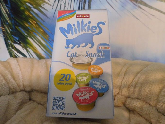 Die neue Art zu snacken. Die leckeren Milkies passen immer. Egal, ob als Belohnungs-Snack zwischendurch, als Topping über das Futter oder als Zugabe ins Trinkwasser. Natürlich, glutenarm und leicht verdaulich.

Inhaltsstoffe / Zutaten
Analytische Bestandteile: Protein 6 %, Fettgehalt 7,5 %, Rohfaser 0,2 %, Rohasche 1,5 %, Feuchtigkeit 76 % Zusatzstoffe pro kg; Ernährungsphysiologische Zusatzstoffe: Vitamin D3 50 IE, 15 mg Vitamin E, 350 mg Taurin, 10,2 g Zinksulfat, Monohydrat