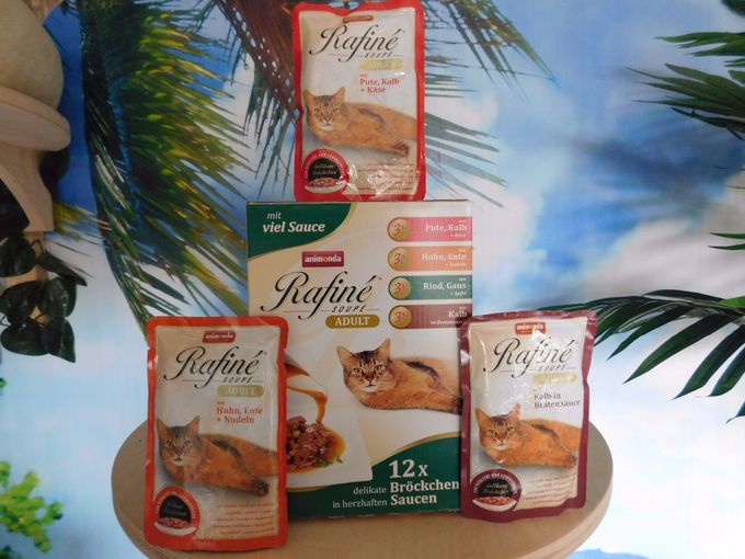 Marketingtext: Raffiniertes für den Napf, mit extra viel Sauce; Zusammensetzung: mit Pute, Kalb+Käse: Fleisch und tierische Nebenerzeugnisse (20 % Pute, 10 % Kalb), Milch und Molkereierzeugnisse (4 % Käse), Getreide, Mineralstoffe; mit Huh, Ente+Nudeln: Fleisch und tierische Nebenerzeugnisse (20 % Huhn, 10 % Ente), Bäckereierzeugnisse (4 % Nudeln), Getreide, Mineralstoffe; mit Rind, Gans+Apfel: Fleisch und tierische Nebenerzeugnisse (je 8 % Rind und Gans), Getreide, Früchte (4 % Äpfel), Mineralstoffe; mit Kalb in Bratensauce: Fleisch und tierische Nebenerzeugnisse (8 % Kalb), Getreide, Mineralstoffe.; Analytische Bestandteile: Protein 8 %, Fettgehalt 5 %, Rohfaser 0,3 %, Rohasche 2 %, Feuchtigkeit 81 %.; Ernährungsphysiologische Zusatzstoffe: Vitamin D3 200 IE., 12 mg E 6; Fütterungsempfehlung: Gewicht d. Katze / g p. Tag; 2 - 3 kg / 180g -235g; 4 - 5 kg / 285g - 330g