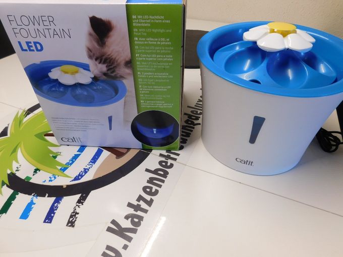 Catit 43747w Blumentrinkbrunnen 3l Mit Led

Trinkbrunnen für Katzen mit LED-Nachtlicht und Oberteil in Form eines Blütenblatts Von dem Oberteil in Form eines Blütenblatts kann Ihre Katze auch trinken, wenn der Trinkbrunnen ausgeschaltet ist Mit praktischem Anzeigefenster mit LED-Nachtlicht, durch das man den Wasserstand beobachten kann Ermöglicht 3 verschiedene Wasserfluss-Einstellungen für wählerische Trinker Mit dreifach wirksamem Filter, damit das Wasser zu jeder Zeit sauber ist BPA-frei (alle Komponenten mit Ausnahme des Adapters) Ermuntern Sie Ihre Katze dazu, mehr zu trinke Für die Gesundheit Ihrer Katze ist es wichtig, regelmäßig zu trinken, da dies dazu beiträgt, Harnwegsinfektionen vorzubeugen, die bei Katzen ein recht häufig auftretendes Gesundheitsproblem sind. (Dieses Produkt kann etwaige Erkrankungen nicht heilen.) Immer hydratisiert Die Oberseite in Form eines Blütenblatts verfügt über sechs Wasserreservoirs, aus denen Ihre Katze trinken kann, wenn der Brunnen ausgeschaltet ist. 3 Wasserfluss-Einstellungen für wählerische Trinker! Da Katzen beim Trinken sehr wählerisch sind, hat Catit den Blumentrinkbrunnen mit 3 verschiedenen Einstellungen entwickelt: sanfter Wasserfluss, sprudelndes Wasser oder ruhiger Fluss. Jederzeit sauberes Wasser Im Gegensatz zu Schalen befördert der Blumentrinkbrunnen von Catit nur gefiltertes, fließendes Wasser an die Oberfläche. Mit dreifach wirksamem Filter Einfache Reinigung Jede Komponente des Trinkbrunnens ist leicht zugänglich und kann mit Wasser und Neutralseife abgewaschen werden. Spülen Sie die Teile nach der Reinigung gründlich ab. Kompaktes und ergonomisches Design Das kompakte 3-Liter-Wasserreservoir des Catit Blumentrinkbrunnens benötigt nur eine geringe Stellfläche. Der Trinkbrunnen versorgt Ihre Katze im Vergleich zu anderen Trinkbrunnen mit mehr sauberem Wasser. Die verwendeten Kunststoffe sind BPA-frei.
