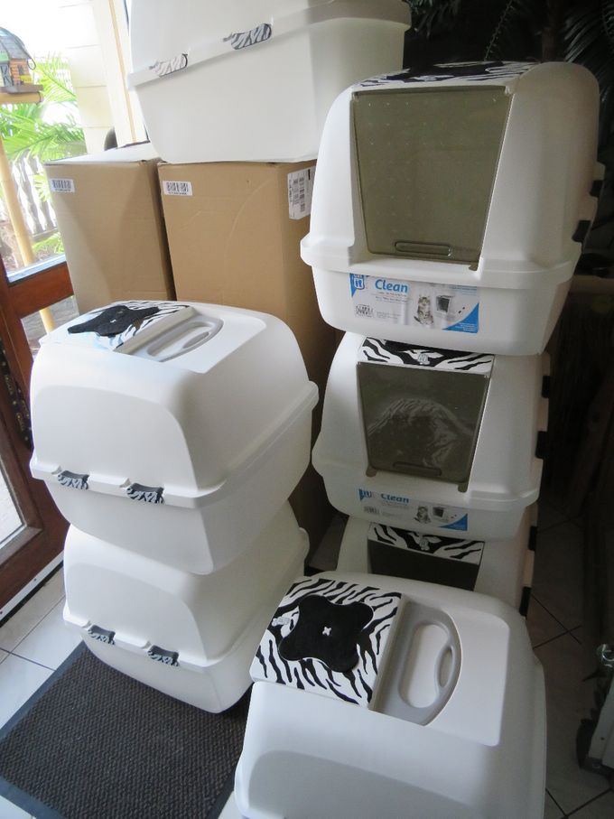 ...und schon sind wieder 3 Monate rum und es ist wieder Zeit die Katzentoiletten zu tauschen. Die 25 neuen Katzentoiletten sind soeben angekommen .Natürlich von Catit , was auch sonst ...